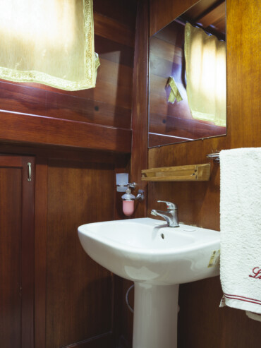 Bagno nella cabina del Latife Sultan