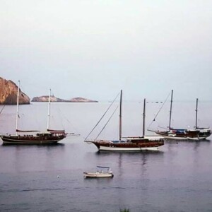 Che ne dite di una bella crociera in caicco nelle Isole Eolie?