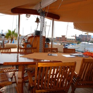 Pronti per un pranzo speciale immersi in un panorama cristallino