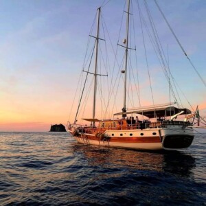 Benvenuti a bordo del nostro affascinante caicco, un'esperienza di navigazione unica verso le incantevoli isole Eolie o Egadi.