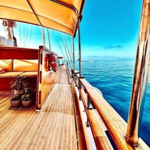 Scoprite la magia di questi paradisi mediterranei mentre solcate le acque a bordo della nostra imbarcazione elegante.